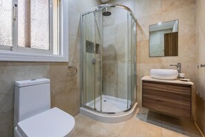 Shower, hair dryer, towels, soap - Azure Dream: Lux 4-Bed Villa with Pool, Sea View & Garage (Il-Mellieħa)