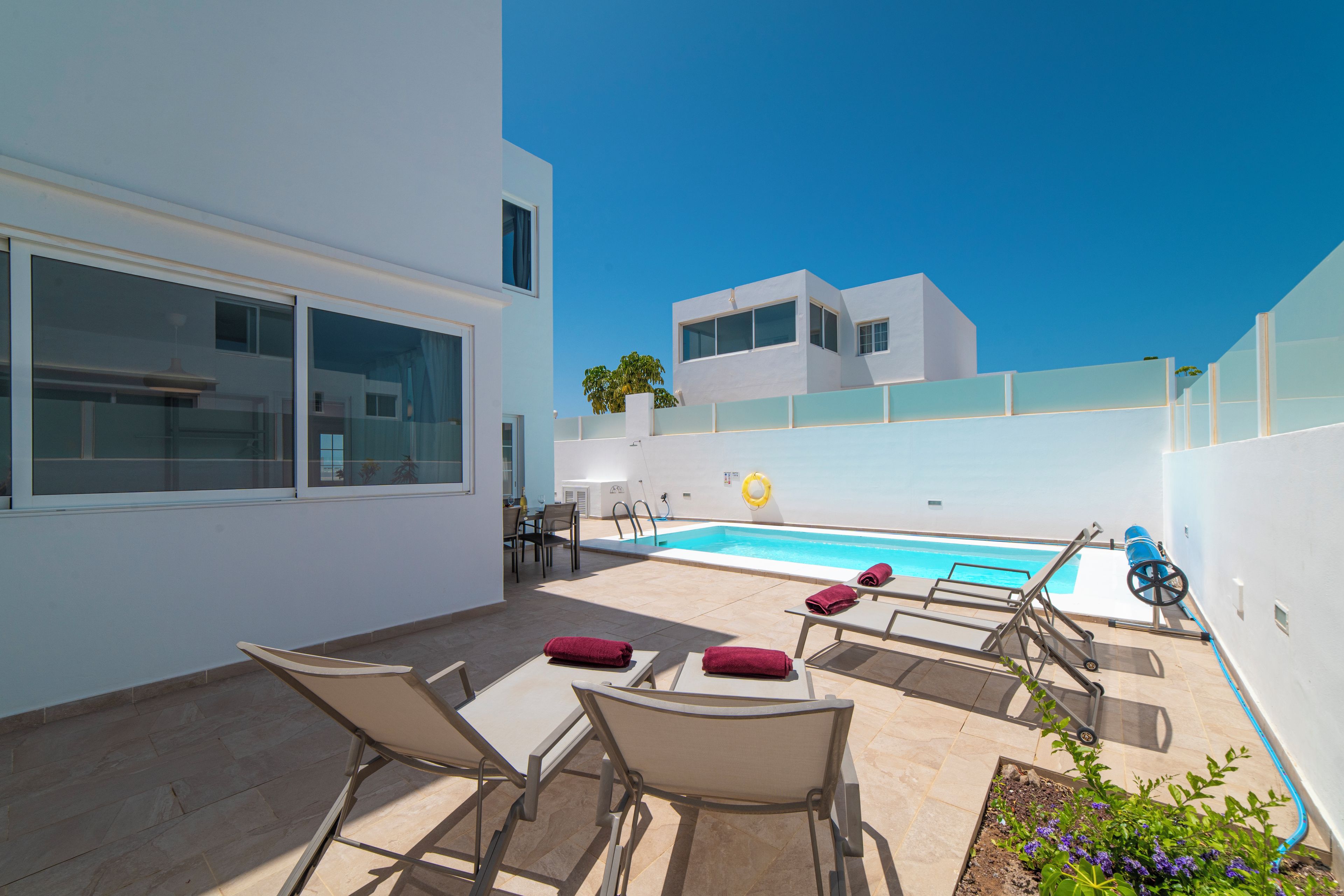 Una piscina al aire libre, una piscina climatizada