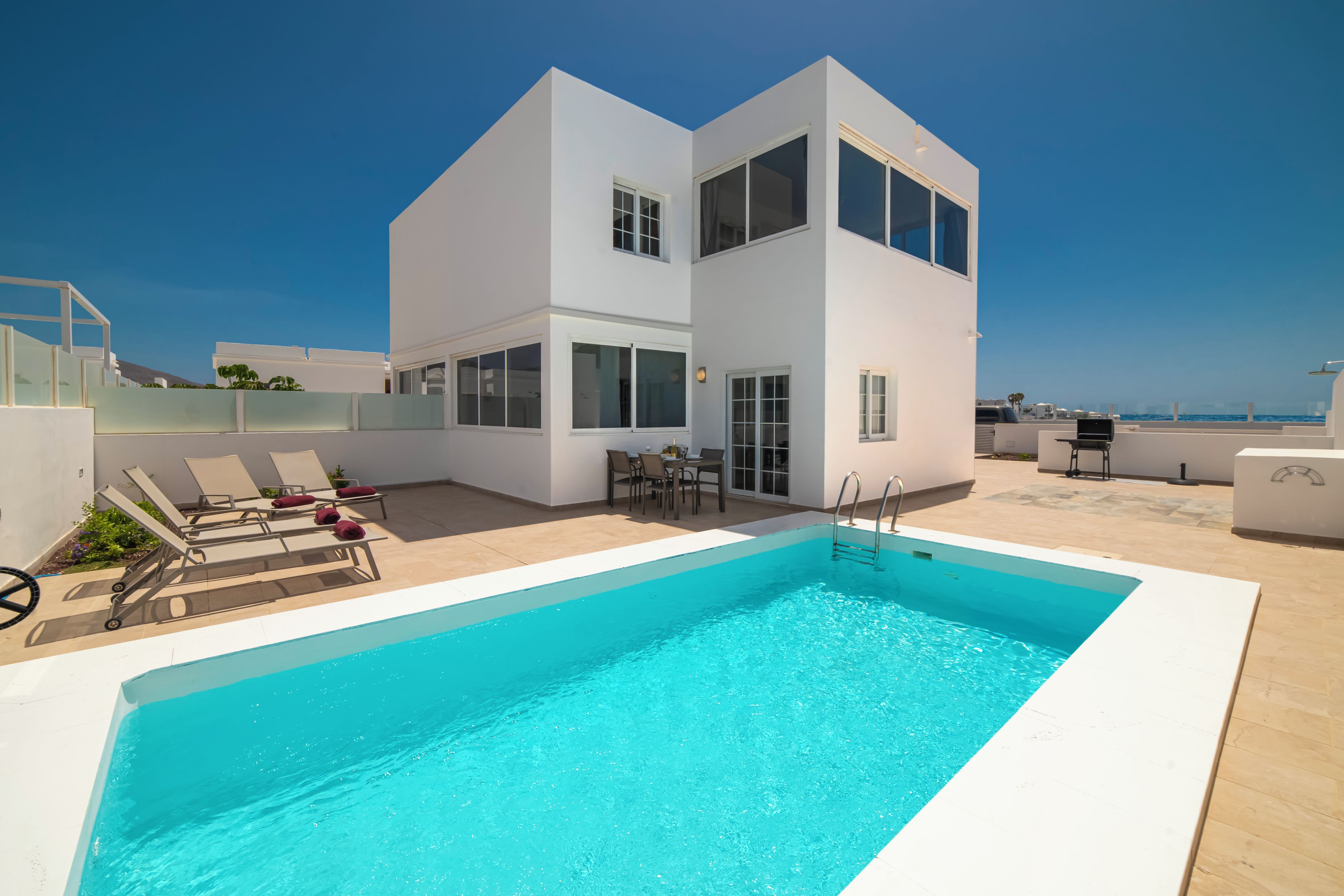 Una piscina al aire libre, una piscina climatizada