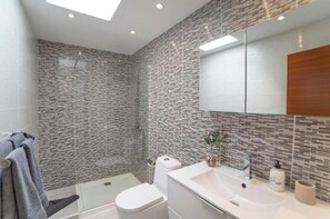 Shower, hair dryer, bidet, towels - Ocean Wave Villa-Elegant Retreat with Ocean Views and Private Heated Pool (Playa Blanca)