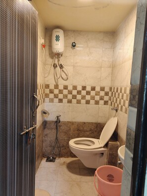 Dobbeltrom – deluxe, byutsikt | Bad