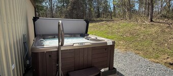 Escape to Hahn’s Mill House – A Rustic Riverfront Retreat