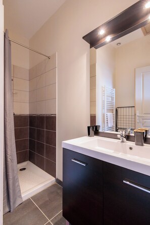 Dusche, Haartrockner, Toilettenpapier