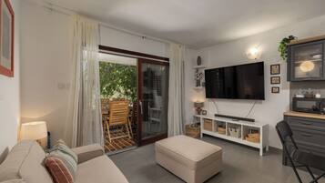 Appartement Familial, plusieurs chambres, cÎté montagne (Punta Debij Apartment Andrea) | Coin séjour | Télévision à écran plat de 32 pouces avec chaßnes numériques