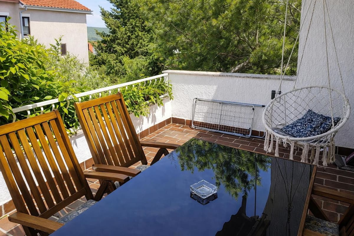 Familielejlighed - flere soveværelser - ved bjerg (Punta Debij Apartment Natasa) | Terrasse/gårdhave