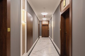 Hallway - Art Deco Mokotów Suites - Parking & Gym by Downtown Apartments (Warszawa)