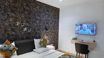 Căn hộ Deluxe, ban công, quang cảnh thành phố | Két bảo mật tại phòng, bàn, khu vực làm việc phù hợp cho laptop