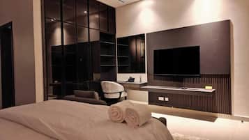 Appartement Deluxe, balcon, vue sur la ville | Coffre-fort pour ordinateur portable, bureau