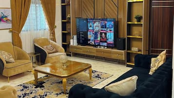 Deluxe Apartment, Balcony, City View | Living area