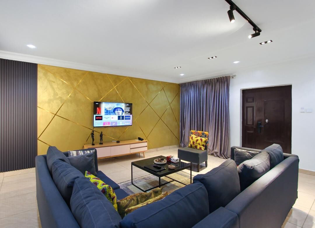 Apartamento luxo, sacada, vista para a cidade | Área de estar