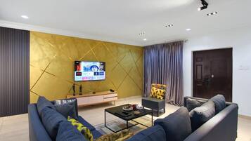 Apartamento luxo, sacada, vista para a cidade | Área de estar