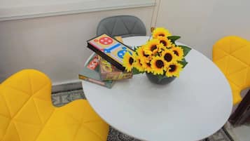 Deluxe appartement, balkon, uitzicht op stad | Dineren