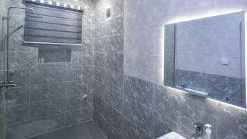 Apartamento Deluxe, balcón, vistas a la ciudad | Baño | Artículos de higiene personal gratuitos, secador de pelo y toallas