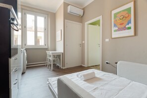 2 bedrooms - Cozy 40m2 apartment, ideal for 3 people, located on the fourth floor of a building without a lift (stairs to access).The accommodation is located in the Brenta area, between the Corvetto and Porta Romana districts, in a strategic position 2 steps from th (Milan)