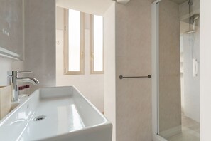 Een douche, een bidet, handdoeken