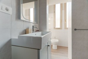 Shower, bidet, towels - Cozy 40m2 apartment, ideal for 3 people, located on the fourth floor of a building without a lift (stairs to access).The accommodation is located in the Brenta area, between the Corvetto and Porta Romana districts, in a strategic position 2 steps from th (Milan)