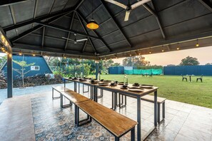 Outdoor dining - Alaya Stays Inara Retreat Cottage (Bengaluru)