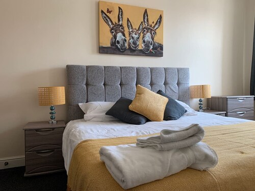 The Roaches Suite - Large 2 Bedroom Apartment