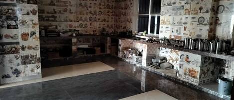 Una cocina con baldosas estampadas, encimera de mármol y ventana.