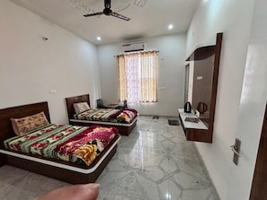 Deluxe Room | Rollaway beds, free WiFi, bed sheets