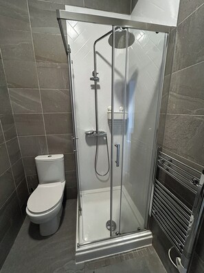 Shower, hair dryer, bidet, towels - Dublin City Central 2-Bedroom Apartment (Dublin)
