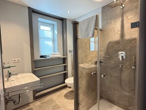 Shower, towels, soap, toilet paper - Vacation apartment Marienplatz (Garmisch-Partenkirchen)