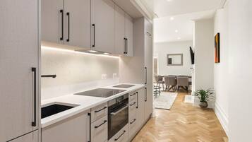 Coffee/tea maker, fridge, microwave, oven