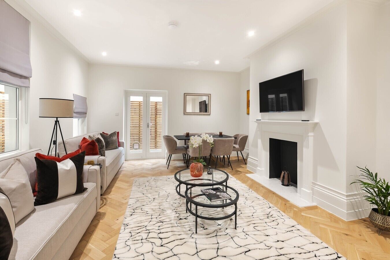 Smart TV, fireplace