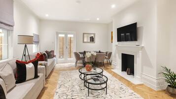 Smart TV, fireplace