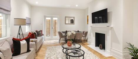 Smart TV, fireplace