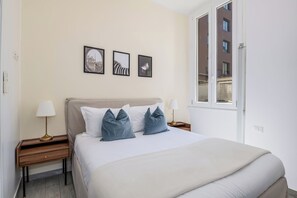 3 bedrooms, iron/ironing board, WiFi, bed sheets - "3 Beds View Urban" + Metro Under the Duomo House 5 Minutes (Milano)