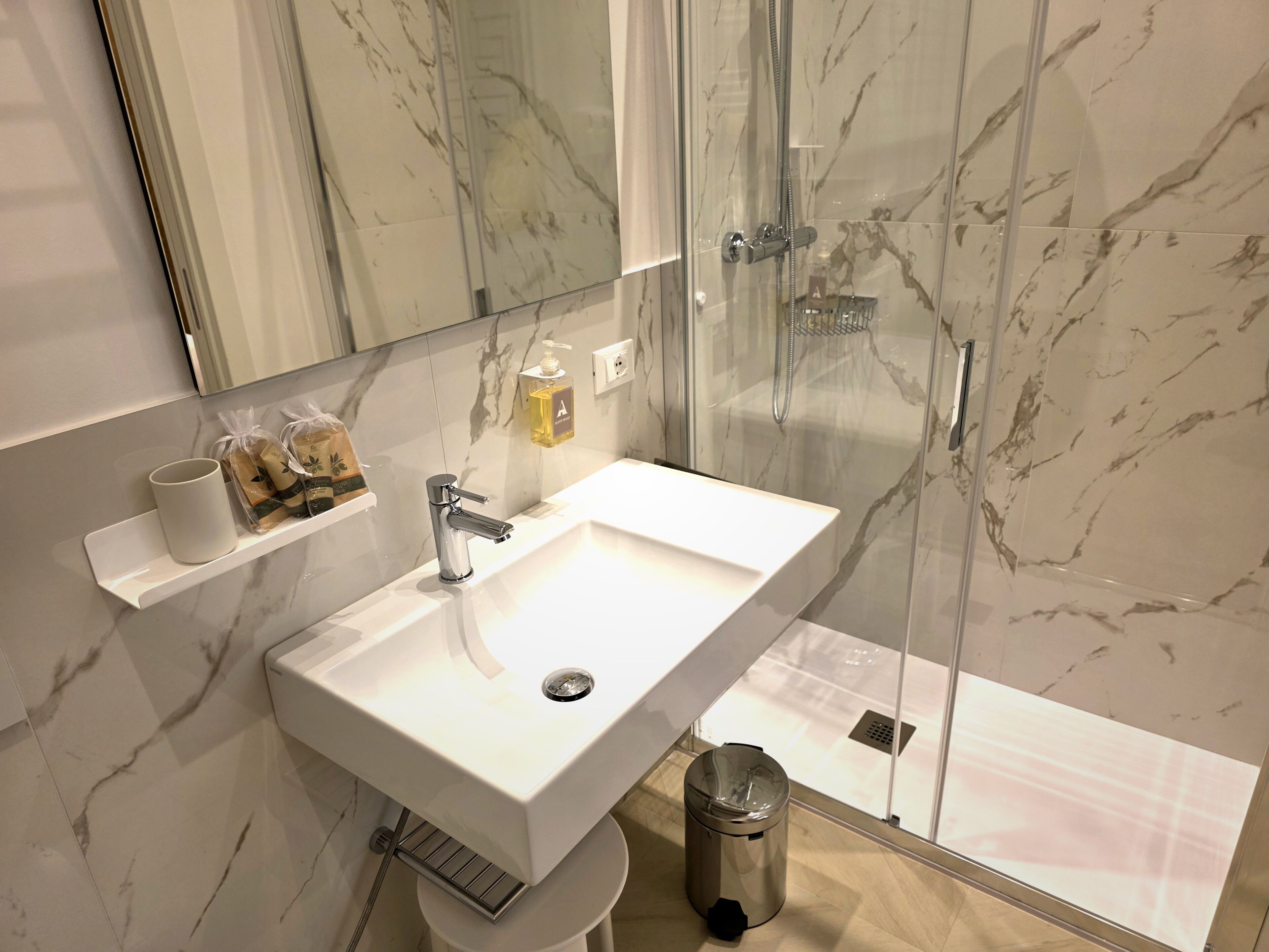 Chambre Double Standard | Salle de bain | Douche, sèche-cheveux, serviettes fournies, savon