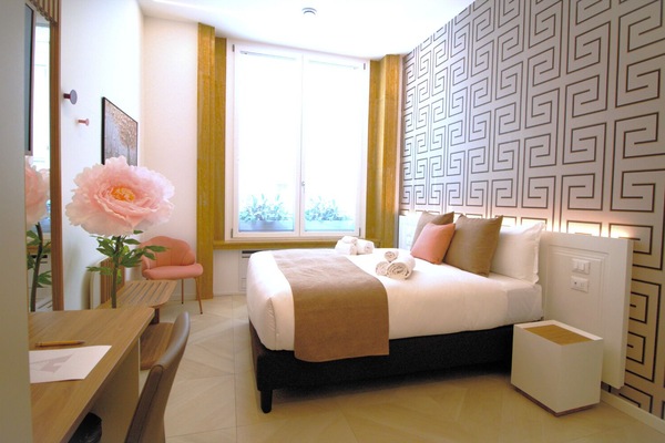 Caixa forta a l'habitació i escriptori