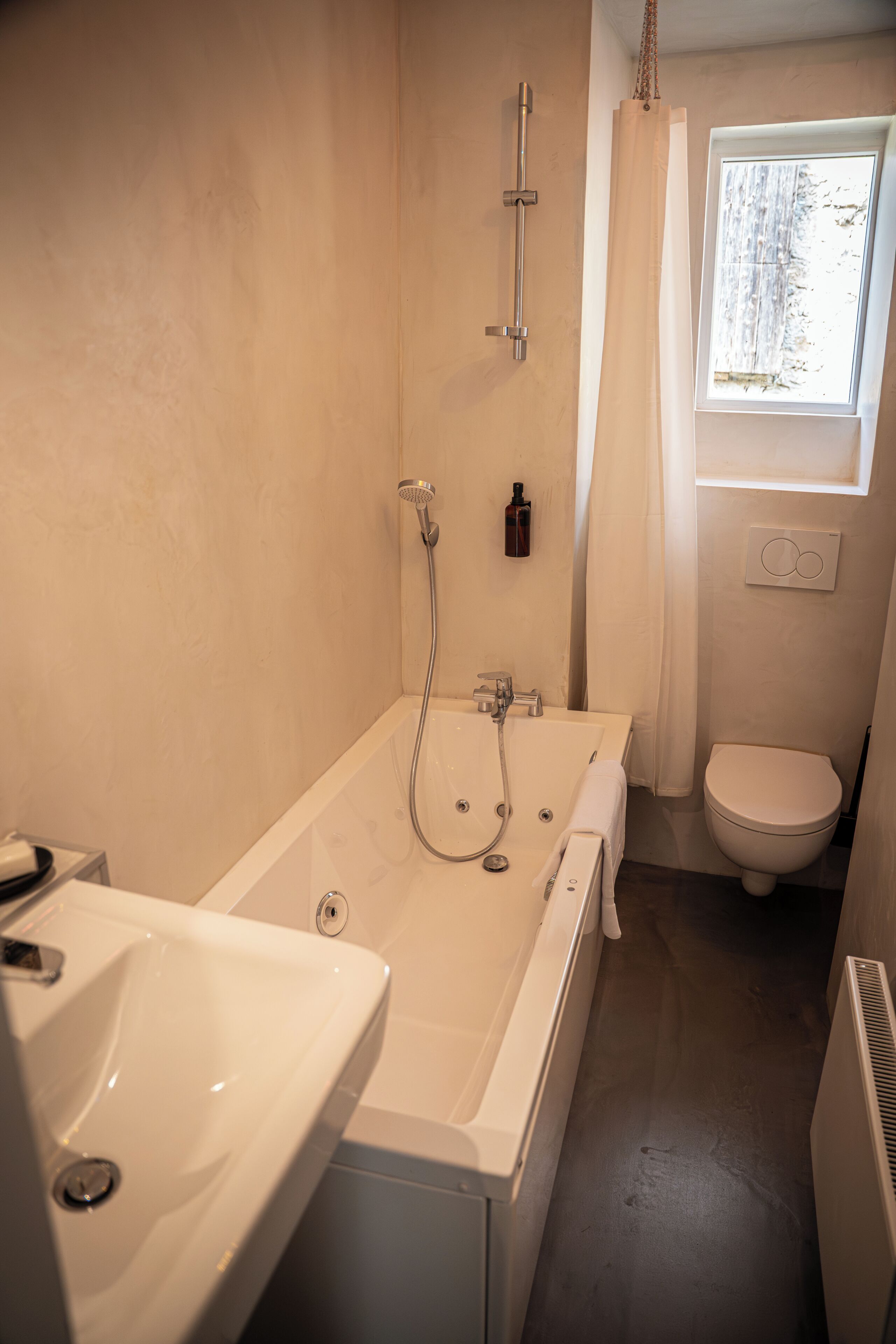 Shower, jetted tub, hair dryer, towels