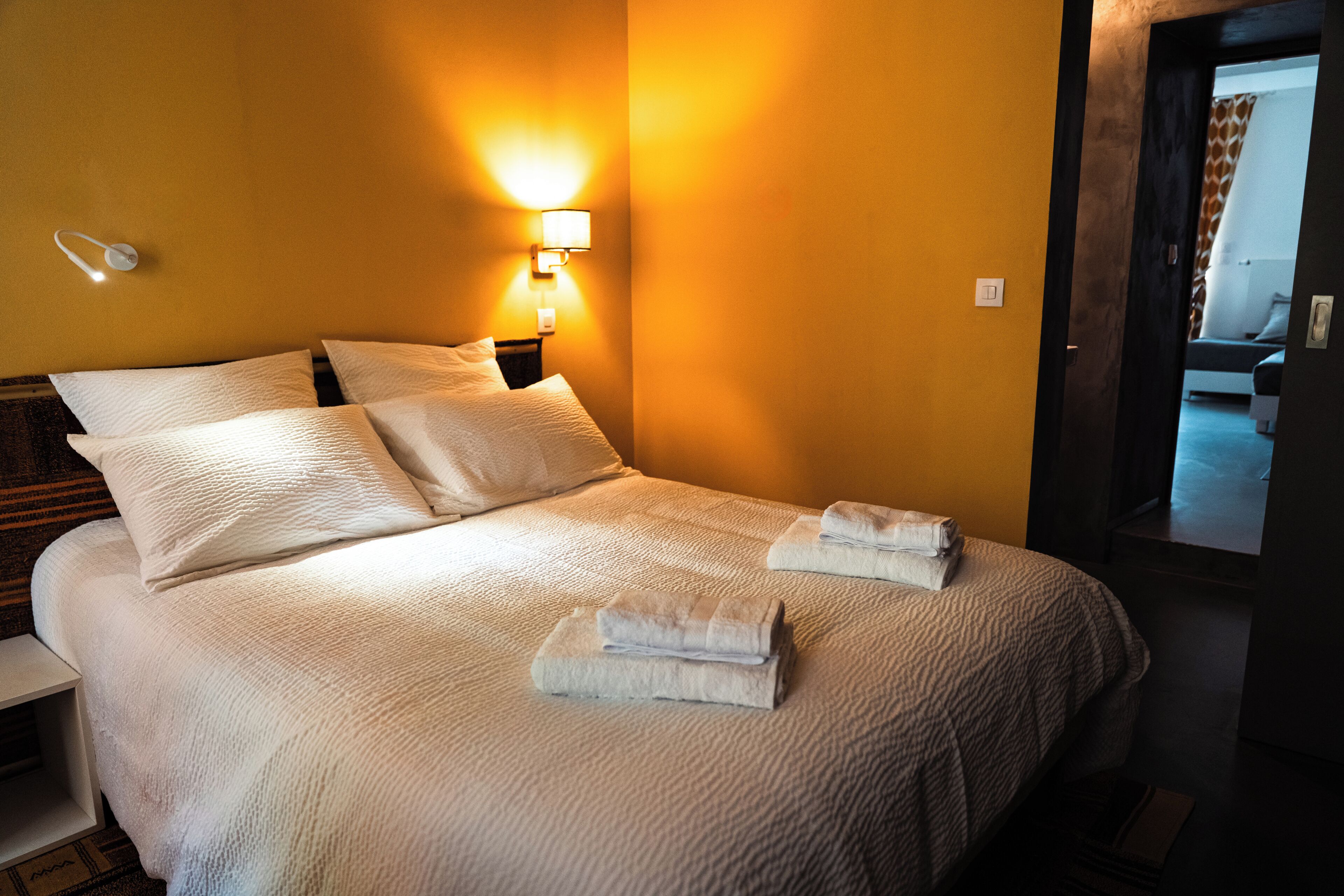 3 bedrooms, travel crib, internet, bed sheets