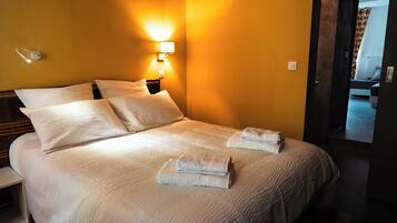 3 bedrooms, travel crib, internet, bed sheets