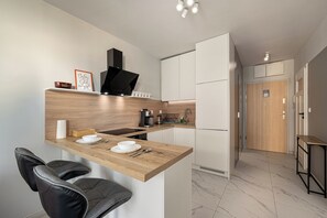 Apartamento, sacada | Cozinha americana privada