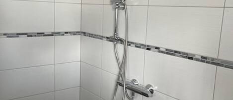 Chuveiro, secador de cabelo, toalhas de banho, sabonete