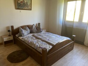 4 habitaciones, tabla de planchar con plancha, internet y ropa de cama