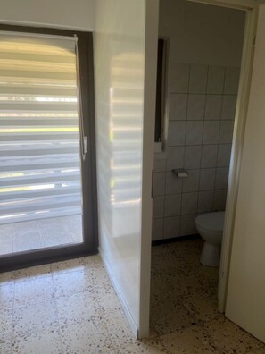 Een douche, een haardroger, handdoeken, zeep