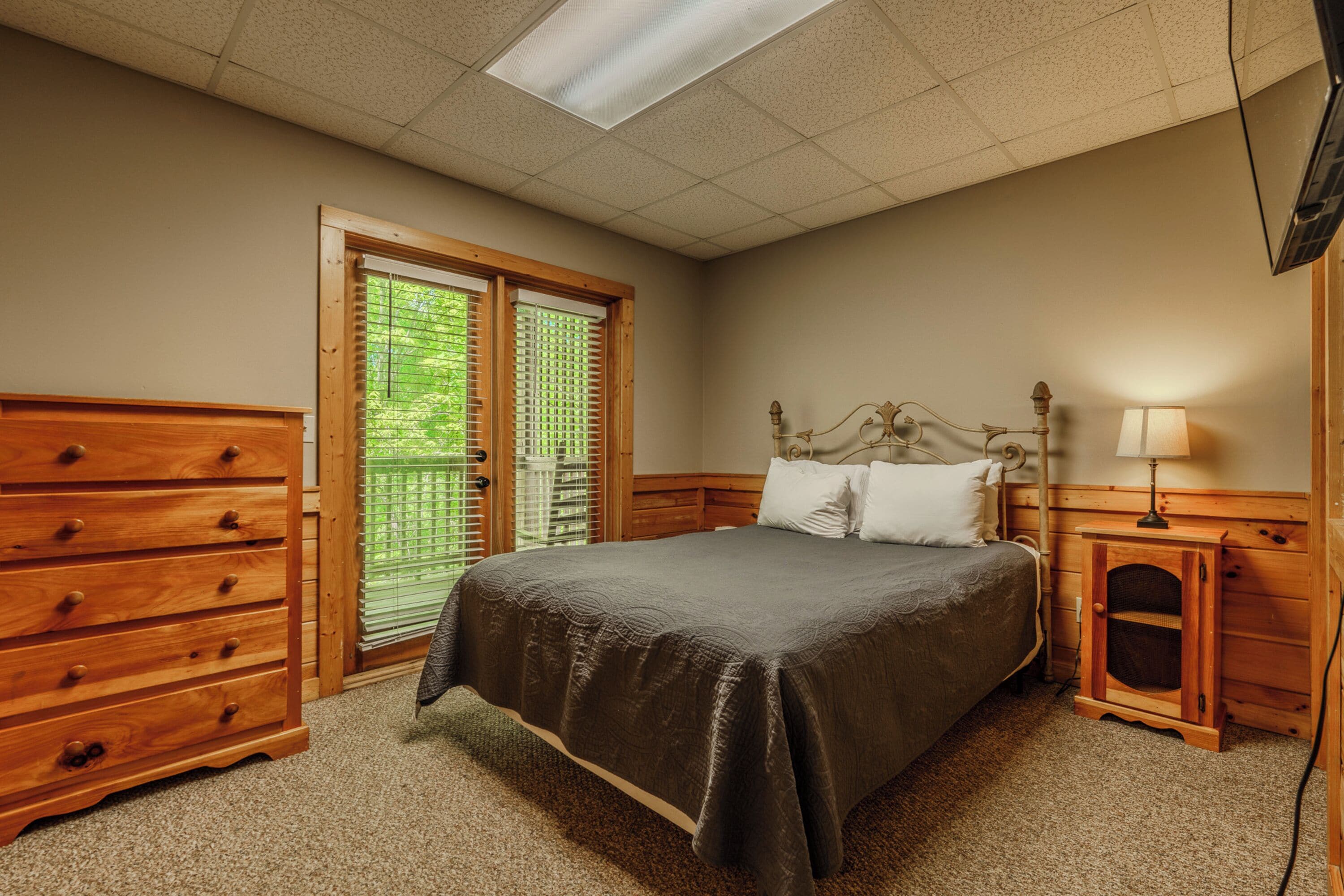 Signature Townhome, 4 Bedrooms, Hot Tub | Iron/ironing board, WiFi (free), individually decorated