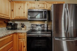 Signature Townhome, 4 Bedrooms, Hot Tub | Private kitchen - Porchside Pines (Pigeon Forge)