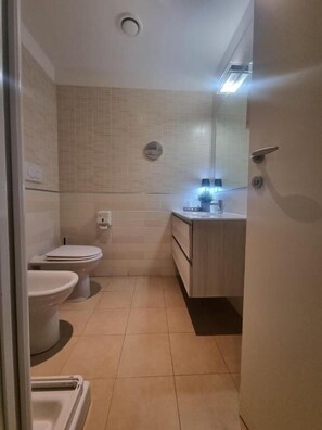 Kostenlose Toilettenartikel, Seife, Shampoo, Toilettenpapier