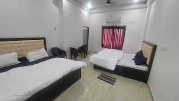 Chambre Familiale Double ou avec lits jumeaux, balcon, vue jardin