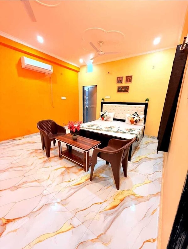 Deluxe Double Room, Balcony, Bay View - Hotel Anuj Palace l Near Ram Mandir (Ayodhya)