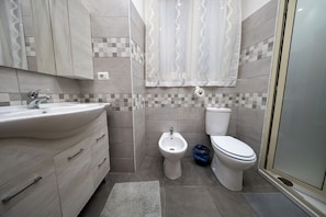 A bathroom with a sink, bidet, toilet, and shower. - Mi Casa Tu Casa (villa Bellini) (Catania)