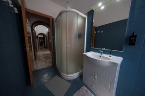 Shower, hair dryer, bidet, towels - Mi Casa Tu Casa (villa Bellini) (Catania)