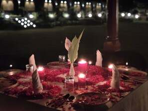 Fachada da propriedade à noite