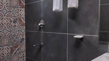 Deluxe Room, Garden View | Bathroom