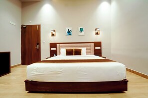 Quarto luxo | Quartos à prova de som, ferros/tábuas de passar roupa, Wi-Fi de cortesia